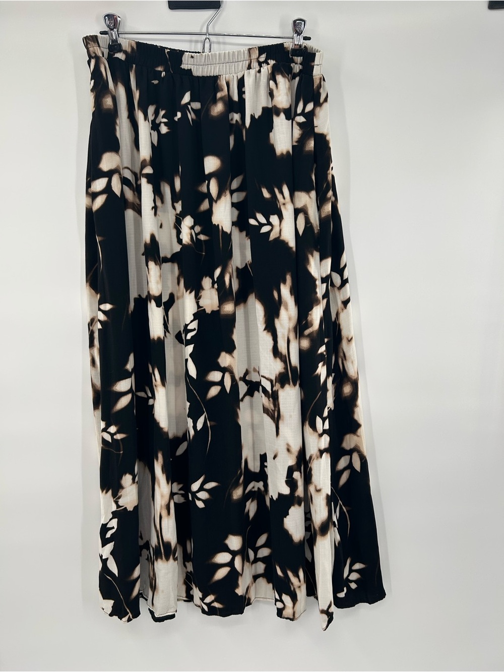 Simply Vera Black and White Leaf Print Maxi Skirt